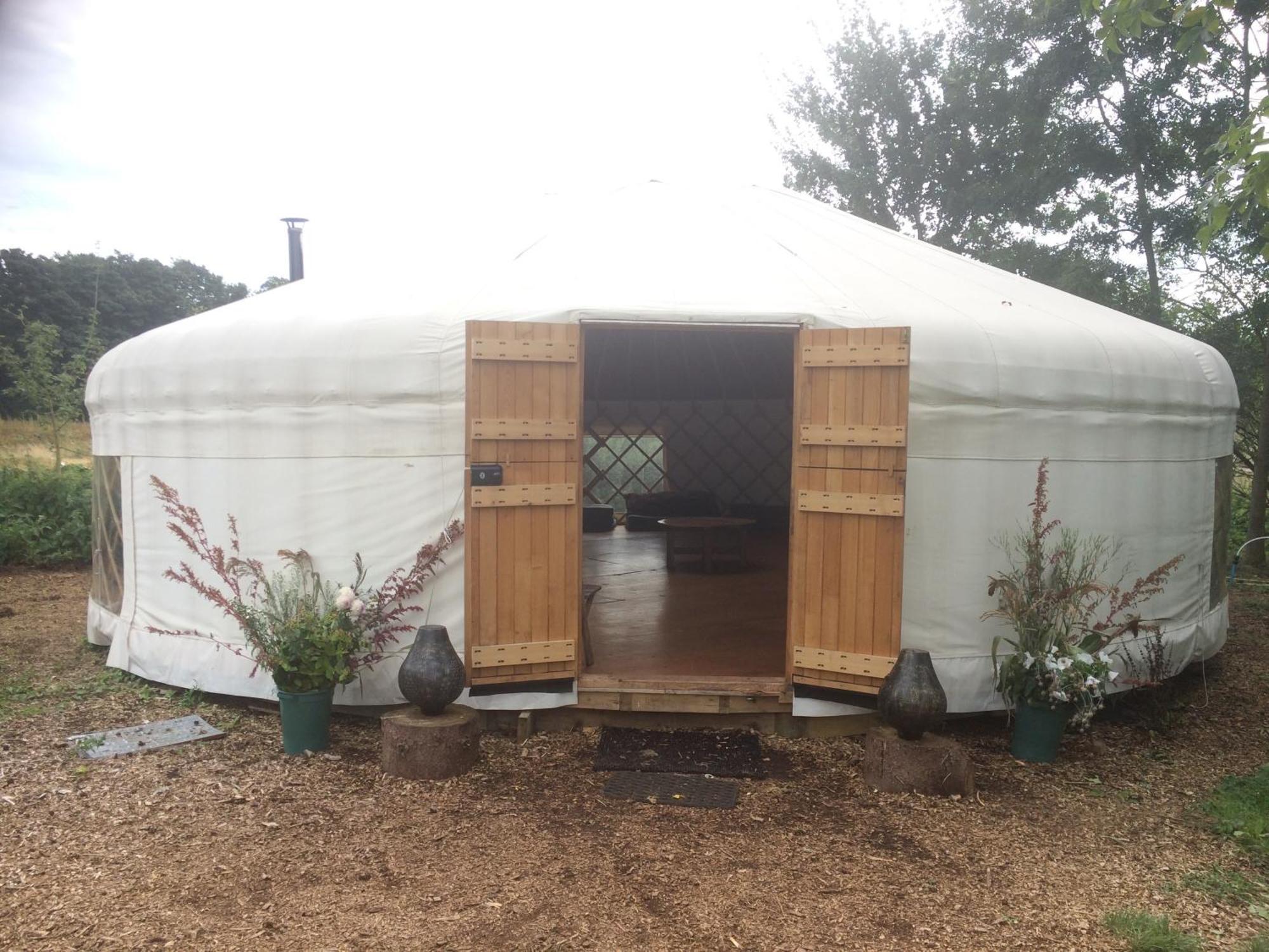 Silver Airstream Glamping & Rental Chichester Exterior foto